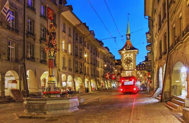 foto del centro storico di Berna illuminato