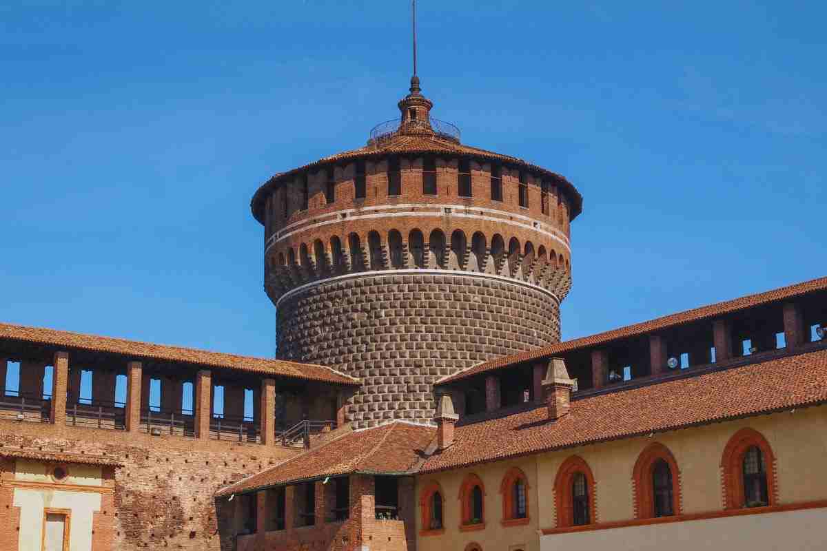 vista del castello sforzesco di Milano